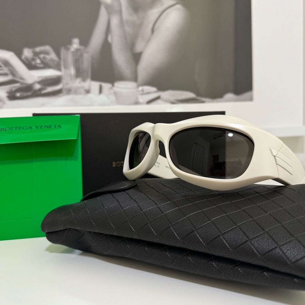 Bottega Veneta White Full Rim Wraparound Acetate Sunglasses with Dark Grey Lemse